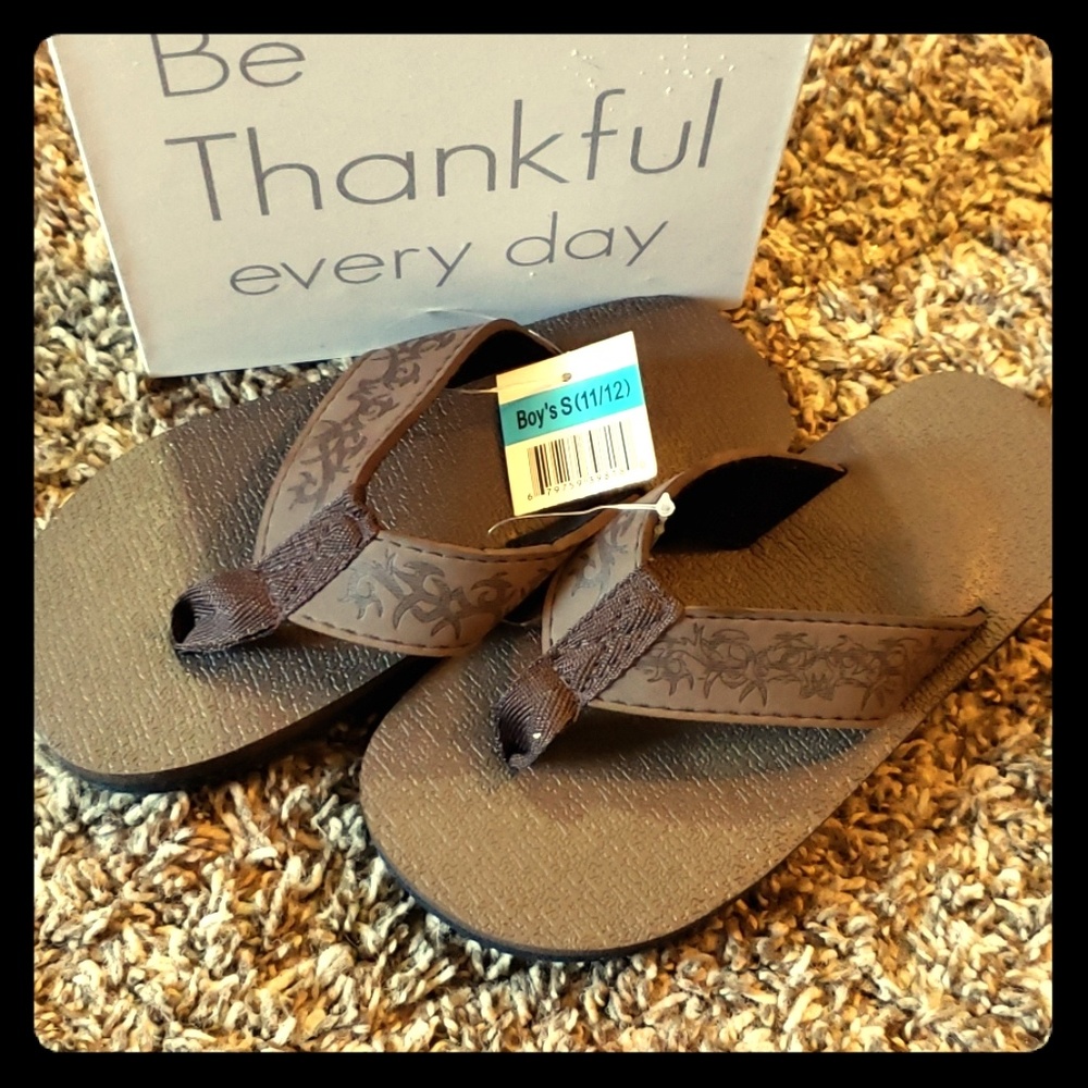 Boy's S 11/12Unworn unboxed tribalesc flippy flops